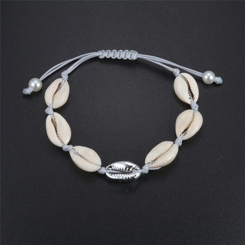 Handgefertigte Boho-Armbänder mit Meeresglanzperlen und Kauri-Muscheln