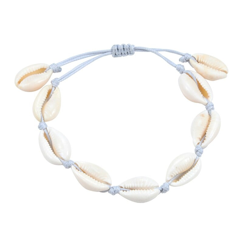 Handgefertigte Boho-Armbänder mit Meeresglanzperlen und Kauri-Muscheln