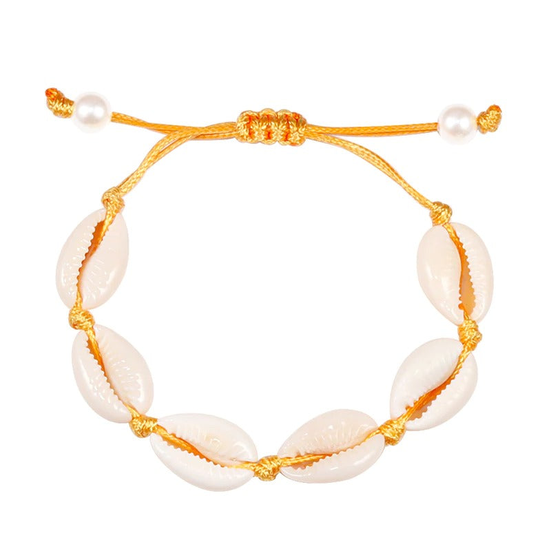 Handgefertigte Boho-Armbänder mit Meeresglanzperlen und Kauri-Muscheln
