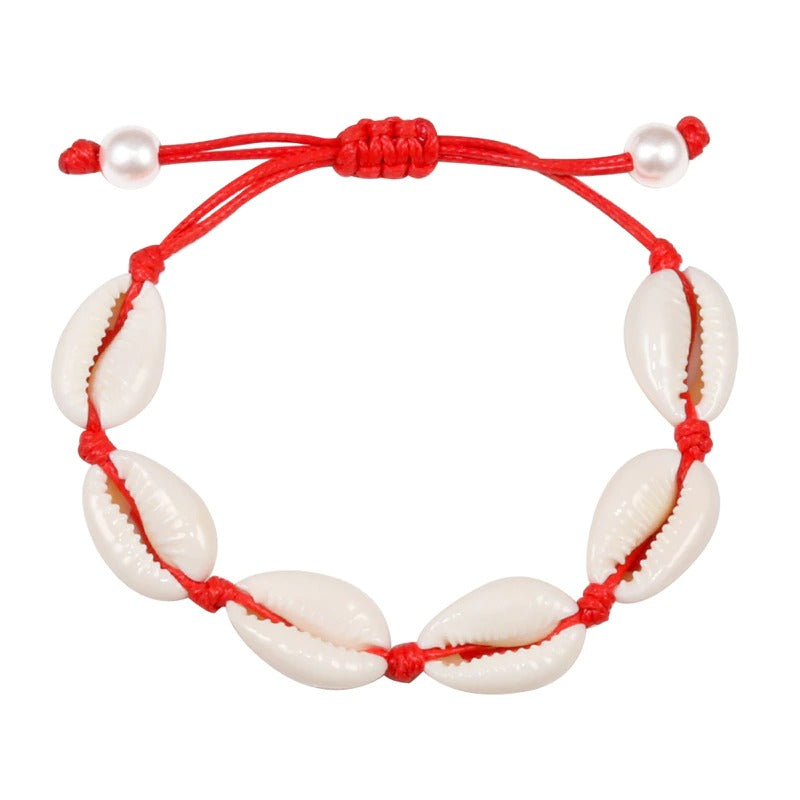 Handgefertigte Boho-Armbänder mit Meeresglanzperlen und Kauri-Muscheln