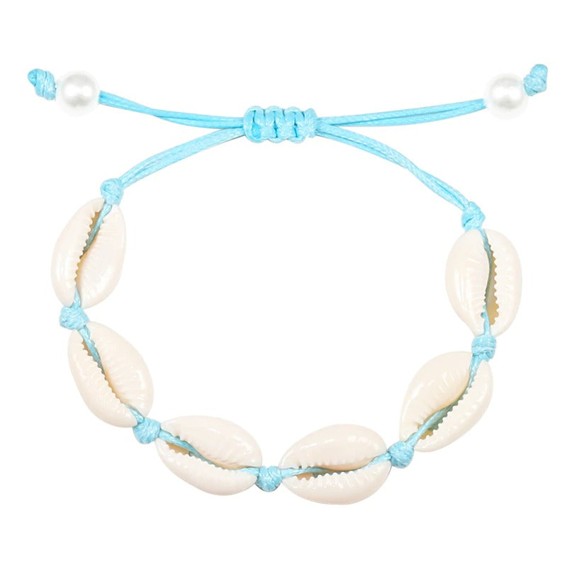 Handgefertigte Boho-Armbänder mit Meeresglanzperlen und Kauri-Muscheln