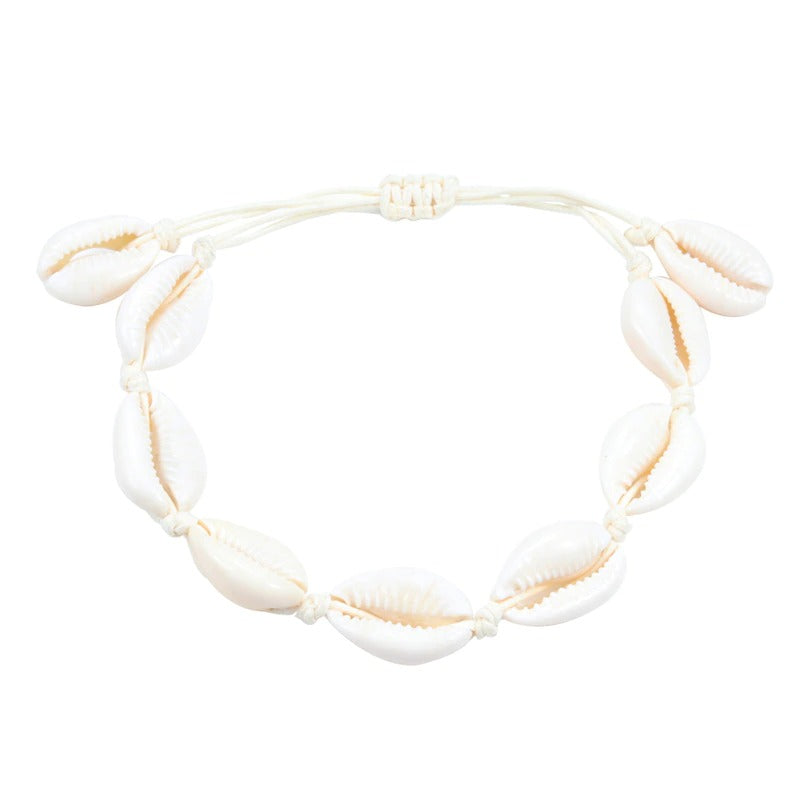 Handgefertigte Boho-Armbänder mit Meeresglanzperlen und Kauri-Muscheln