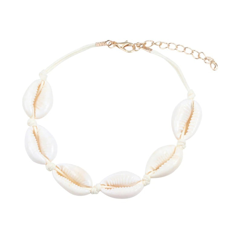 Handgefertigte Boho-Armbänder mit Meeresglanzperlen und Kauri-Muscheln