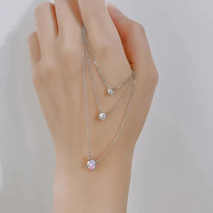 Silberne Halskette mit funkelndem Anhänger