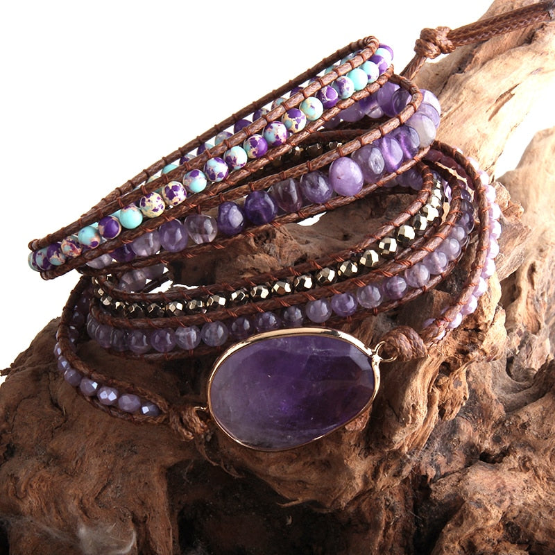 Boho-Armband mit gemischten Natursteinen und Charme
