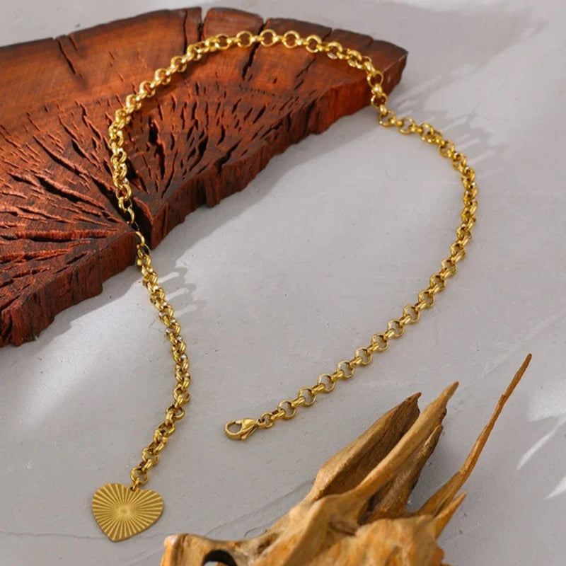 Romantische Halskette mit Herz-Blumen-Anhänger