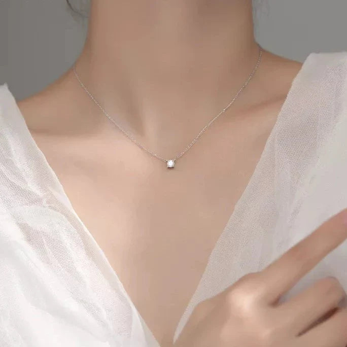 Silberne Halskette mit funkelndem Anhänger