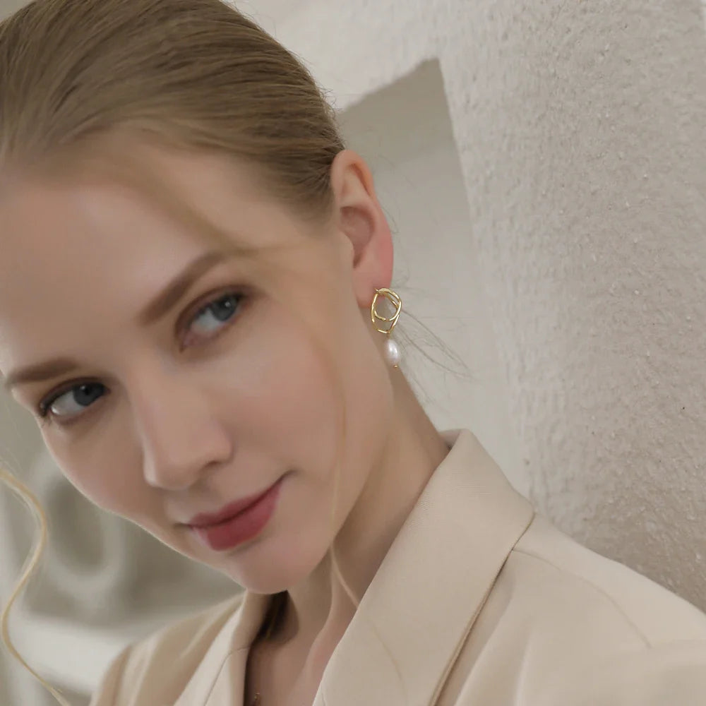 Geometrische Tropfenohrringe aus Naturperlen