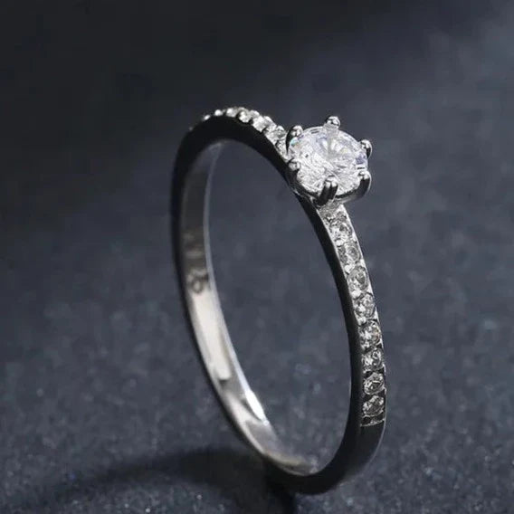 Klassischer, runder Silberring mit Kristallen