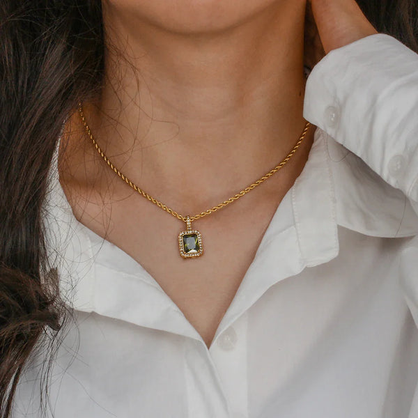 Halskette mit Anhänger aus Seilkette mit quadratischem Stein