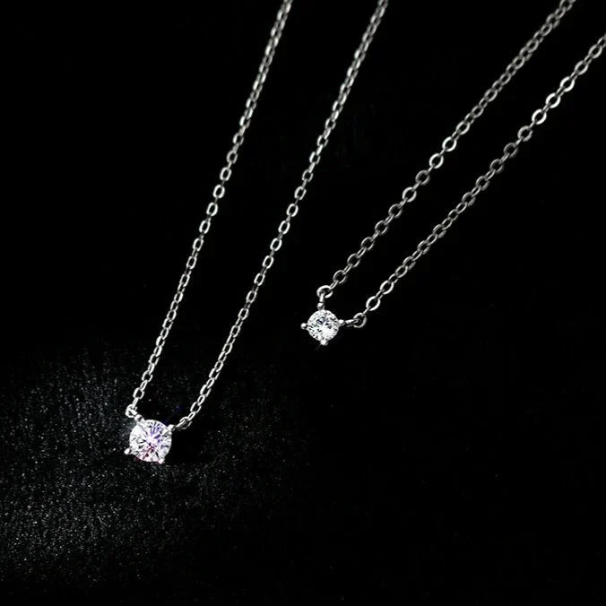 Silberne Halskette mit funkelndem Anhänger