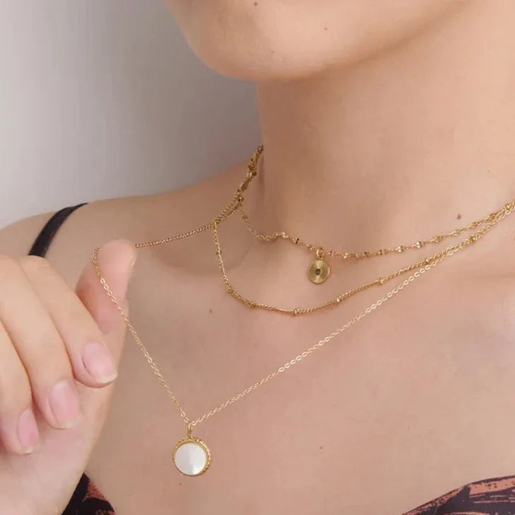 Böhmische Halskette mit rundem Anhänger