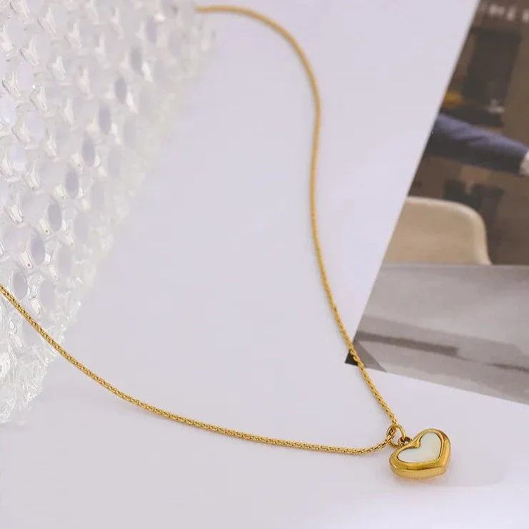 Halskette mit Herz-Anhänger aus natürlicher Muschel