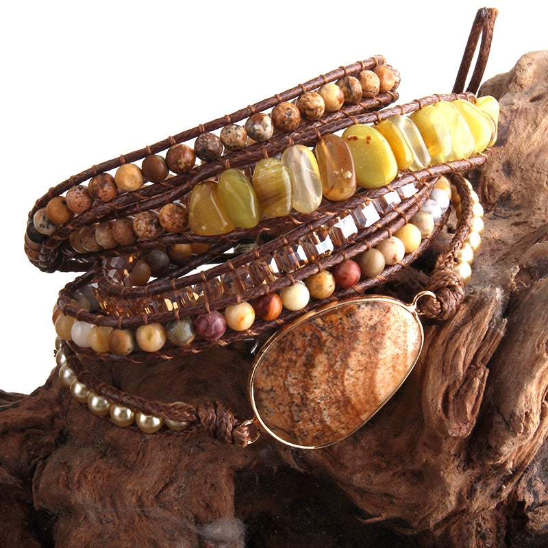 Boho-Armband mit gemischten Natursteinen und Charme