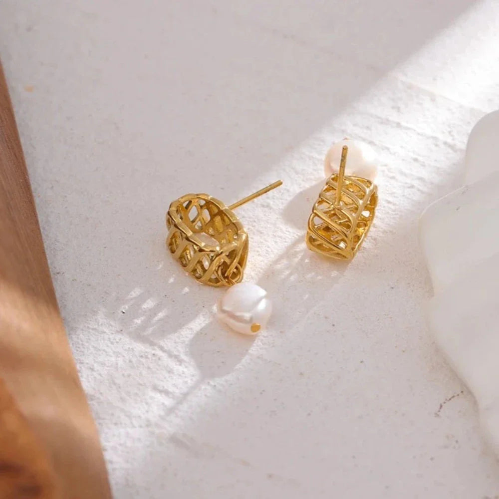 Geometrische Ohrringe mit Süßwasserperlen