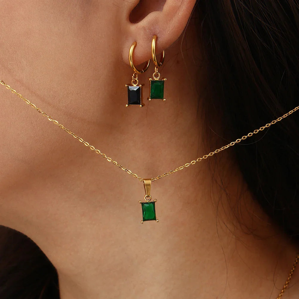 Ohrringe mit quadratischem Steinanhänger