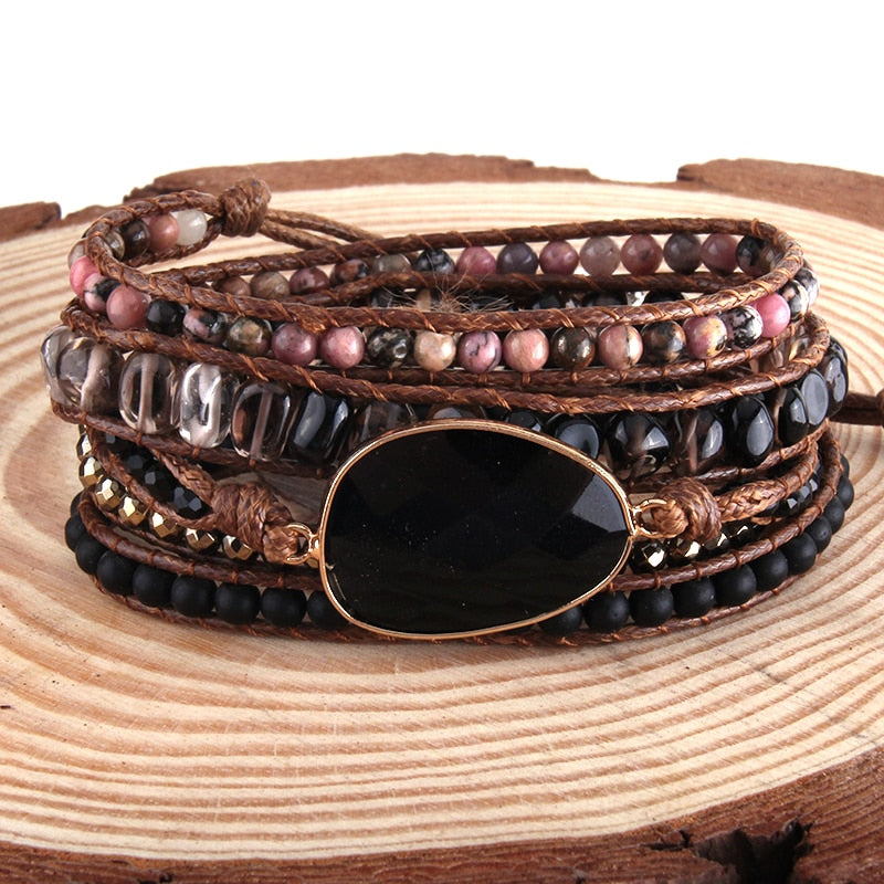 Boho-Armband mit gemischten Natursteinen und Charme