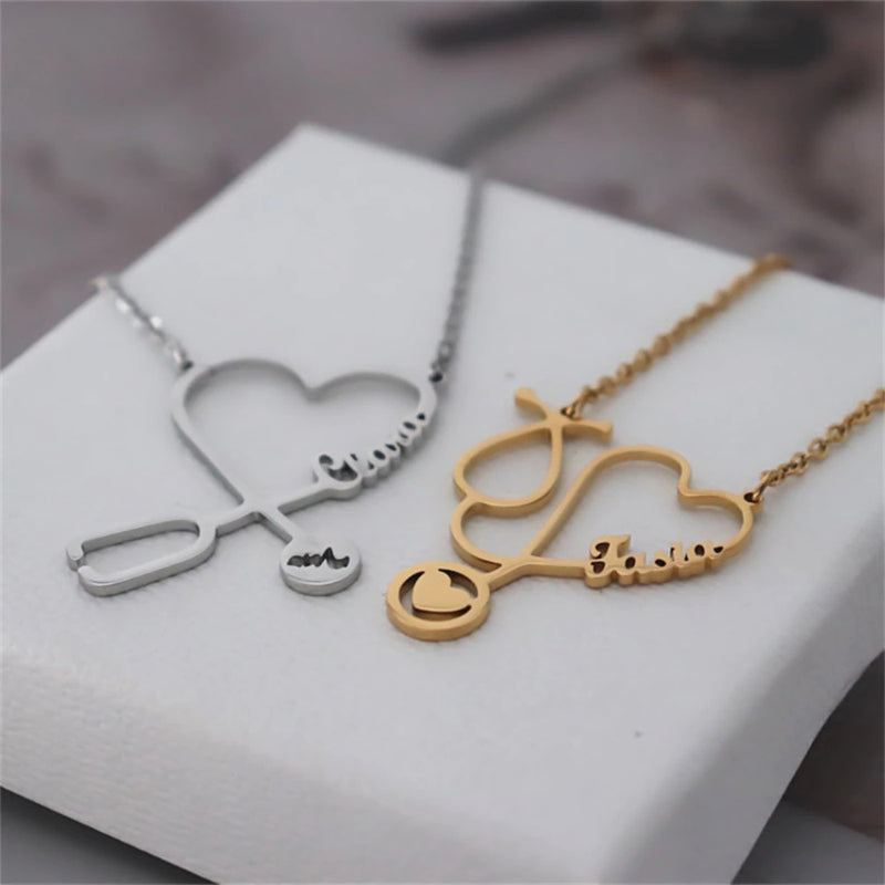 Halsketten mit personalisiertem Namensanhänger in Herzform mit Stethoskop