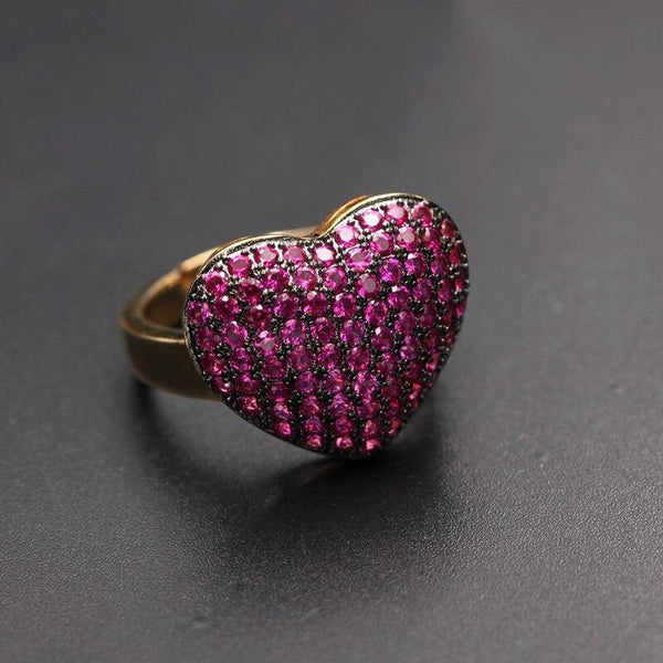 Herzförmige, mit Zirkonen verzierte Ringe