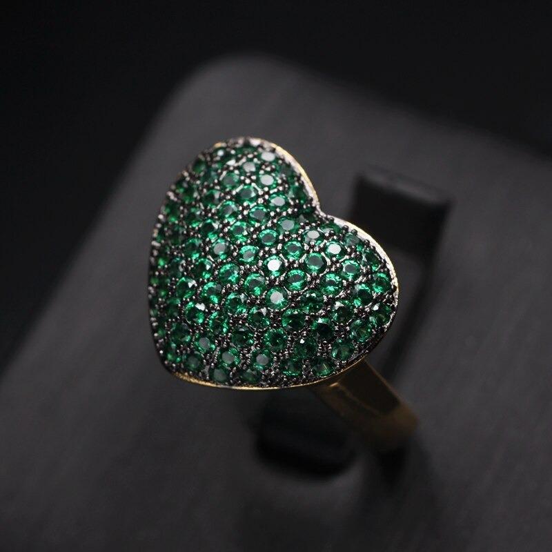 Herzförmige, mit Zirkonen verzierte Ringe