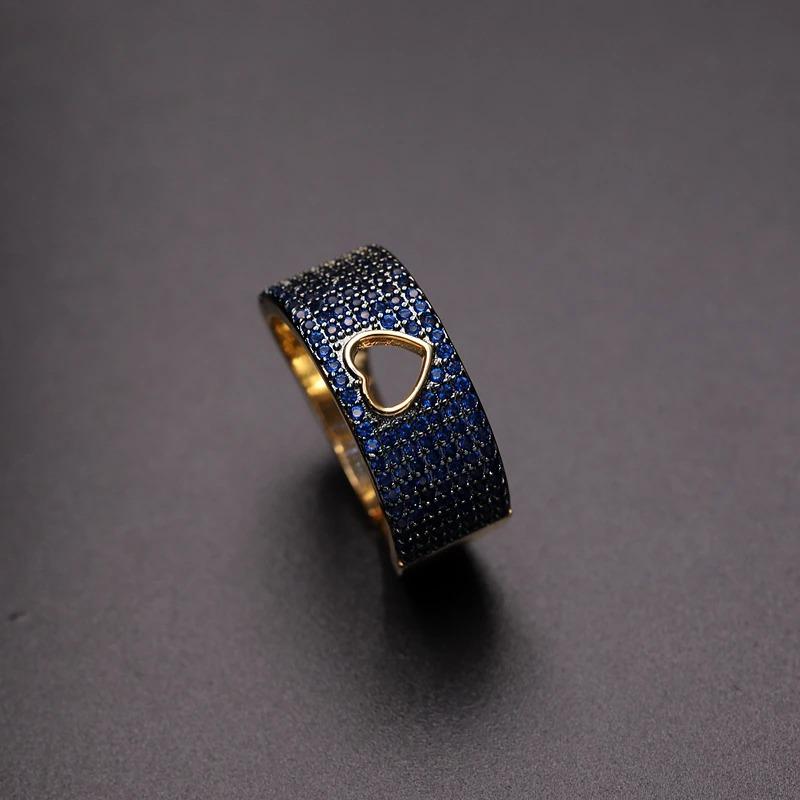 Herzförmige, mit Zirkonen verzierte Ringe
