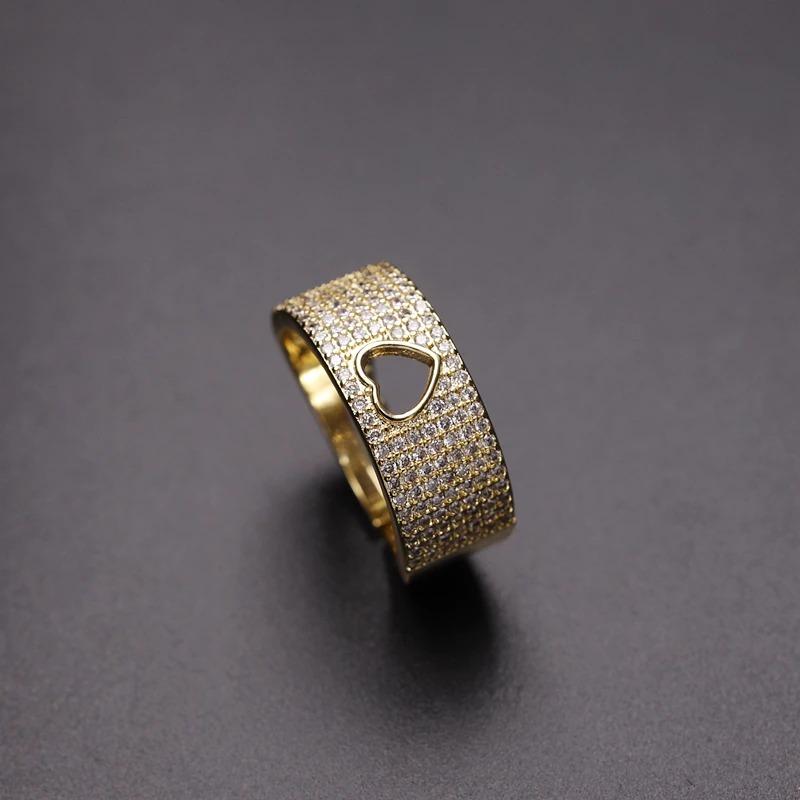 Herzförmige, mit Zirkonen verzierte Ringe