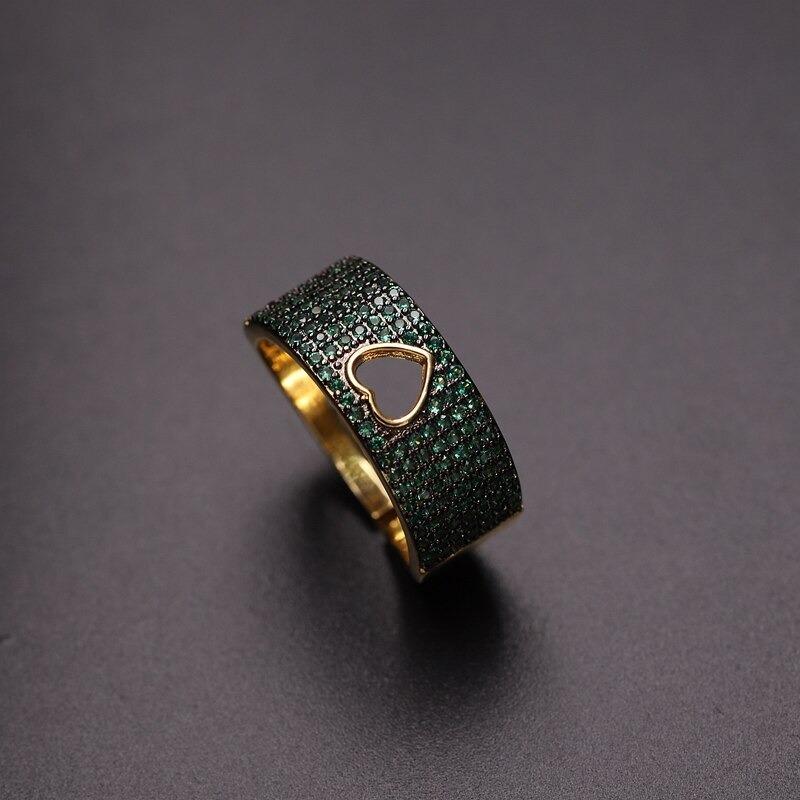 Herzförmige, mit Zirkonen verzierte Ringe