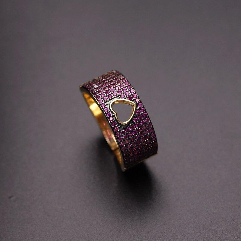 Herzförmige, mit Zirkonen verzierte Ringe
