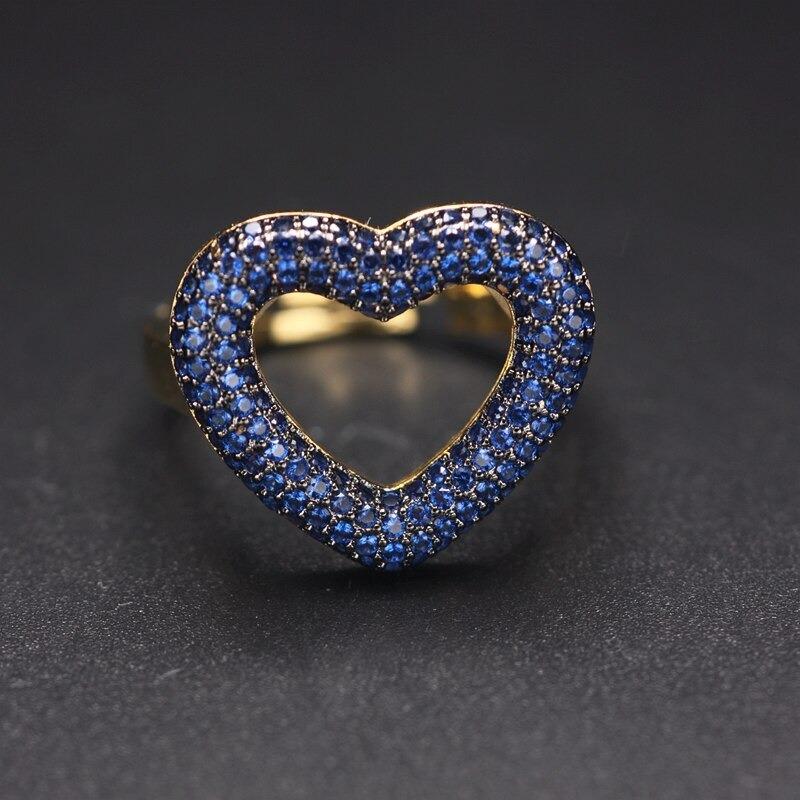 Herzförmige, mit Zirkonen verzierte Ringe