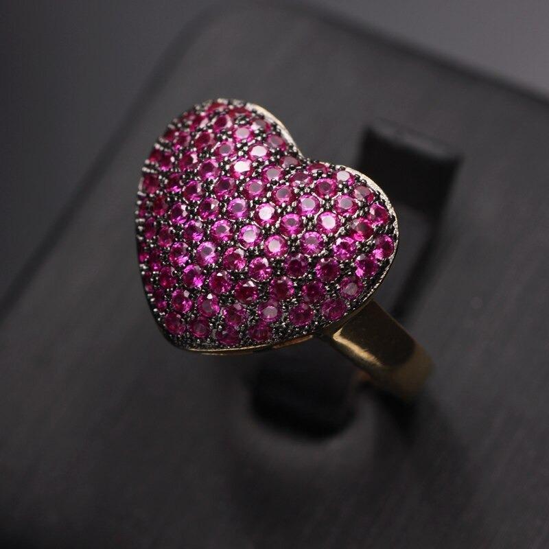 Herzförmige, mit Zirkonen verzierte Ringe