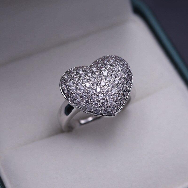 Herzförmige, mit Zirkonen verzierte Ringe