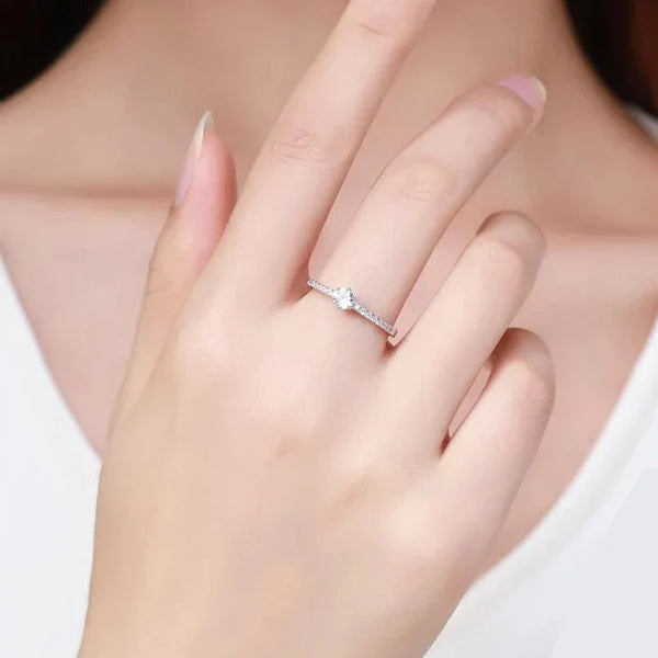 Klassischer, runder Silberring mit Kristallen