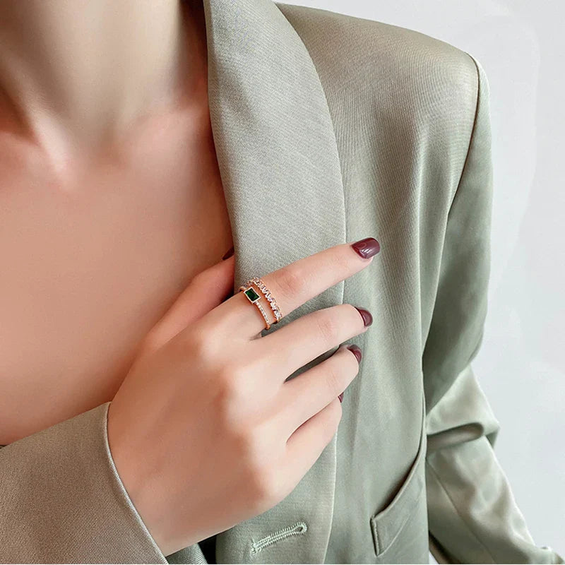 Doppelring mit grünem Kristall