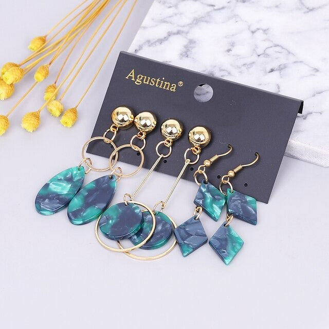 Hochmodisches mehrfarbiges Bohemian-Set mit langen baumelnden Ohrringen