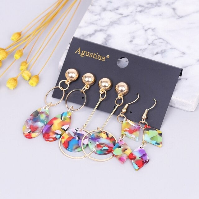 Hochmodisches mehrfarbiges Bohemian-Set mit langen baumelnden Ohrringen