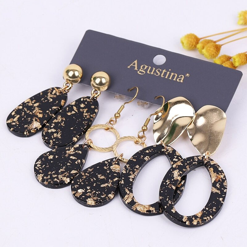 Hochmodisches mehrfarbiges Bohemian-Set mit langen baumelnden Ohrringen