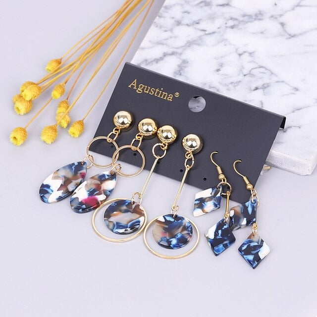 Hochmodisches mehrfarbiges Bohemian-Set mit langen baumelnden Ohrringen