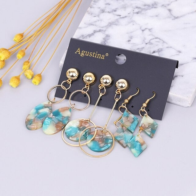 Hochmodisches mehrfarbiges Bohemian-Set mit langen baumelnden Ohrringen