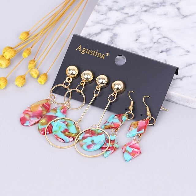 Hochmodisches mehrfarbiges Bohemian-Set mit langen baumelnden Ohrringen