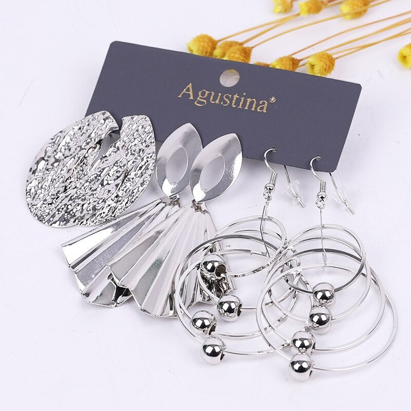 Hochmodisches mehrfarbiges Bohemian-Set mit langen baumelnden Ohrringen