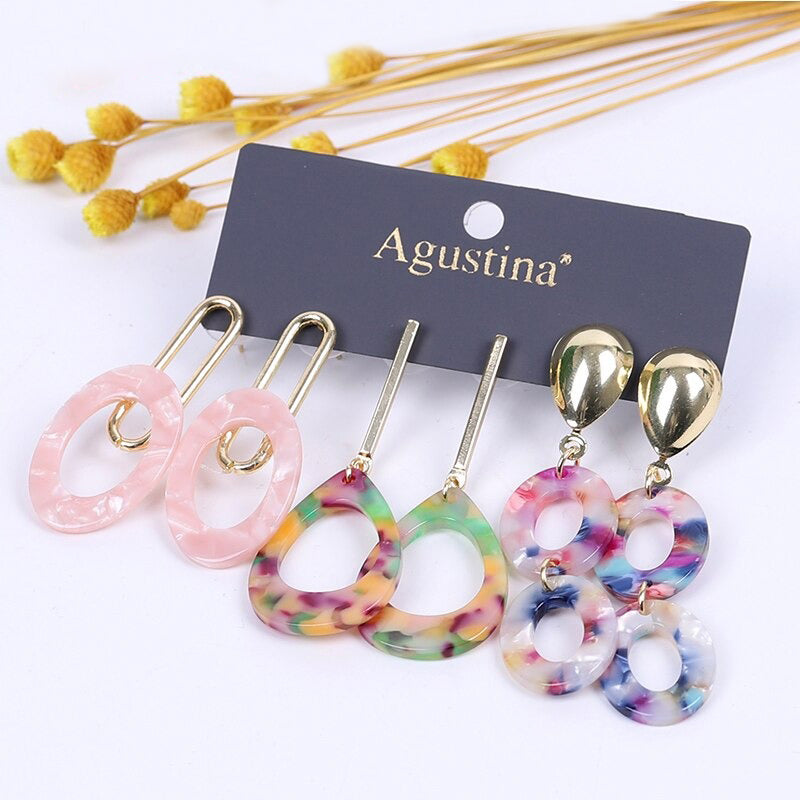 Hochmodisches mehrfarbiges Bohemian-Set mit langen baumelnden Ohrringen