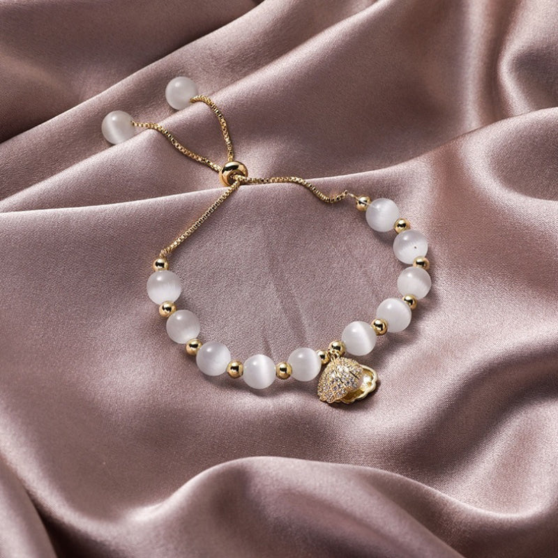 Hochmodisches Armband aus Opalperlen mit einem mit Zirkonen verzierten Perlen-Muschelanhänger