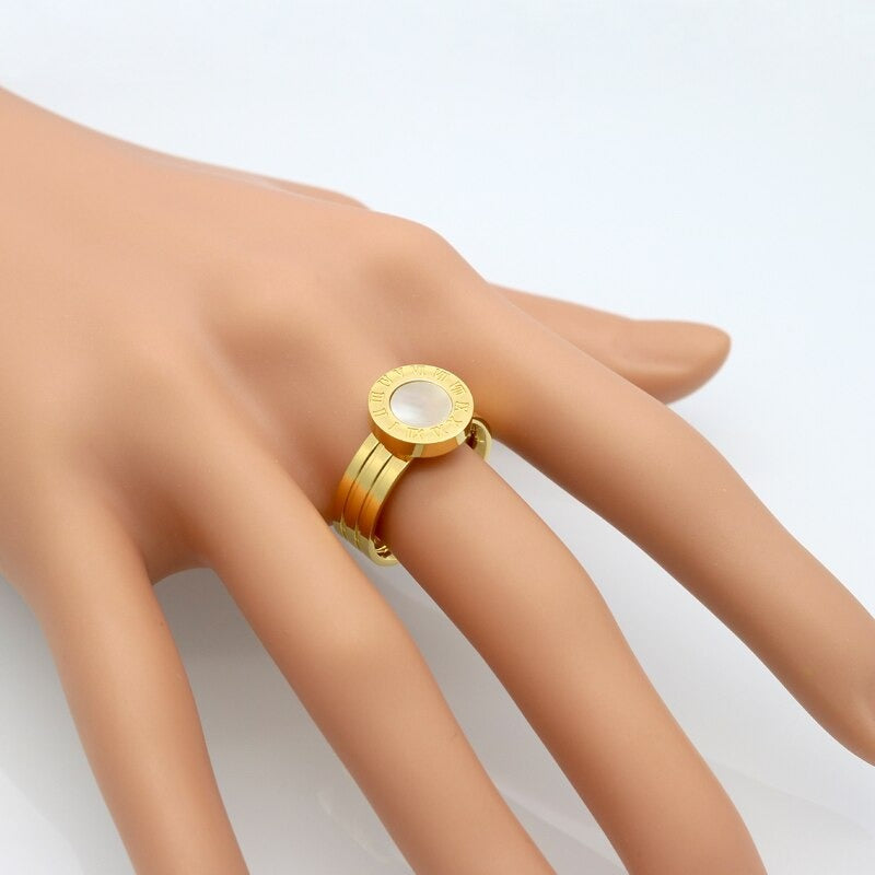 Ringe aus hochglanzpoliertem Edelstahl mit römischen Ziffern