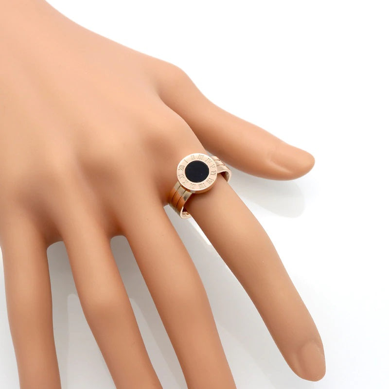 Ringe aus hochglanzpoliertem Edelstahl mit römischen Ziffern