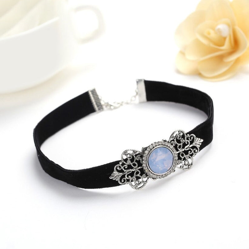 Choker-Halsketten mit hohlem Metallanhänger und runden Strasssteinen