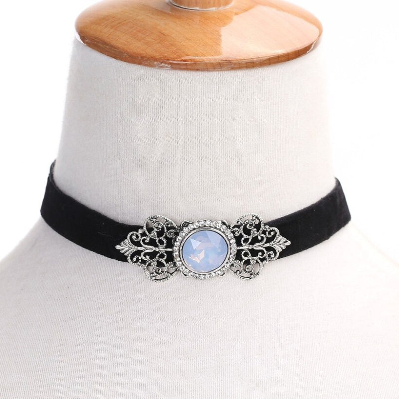 Choker-Halsketten mit hohlem Metallanhänger und runden Strasssteinen