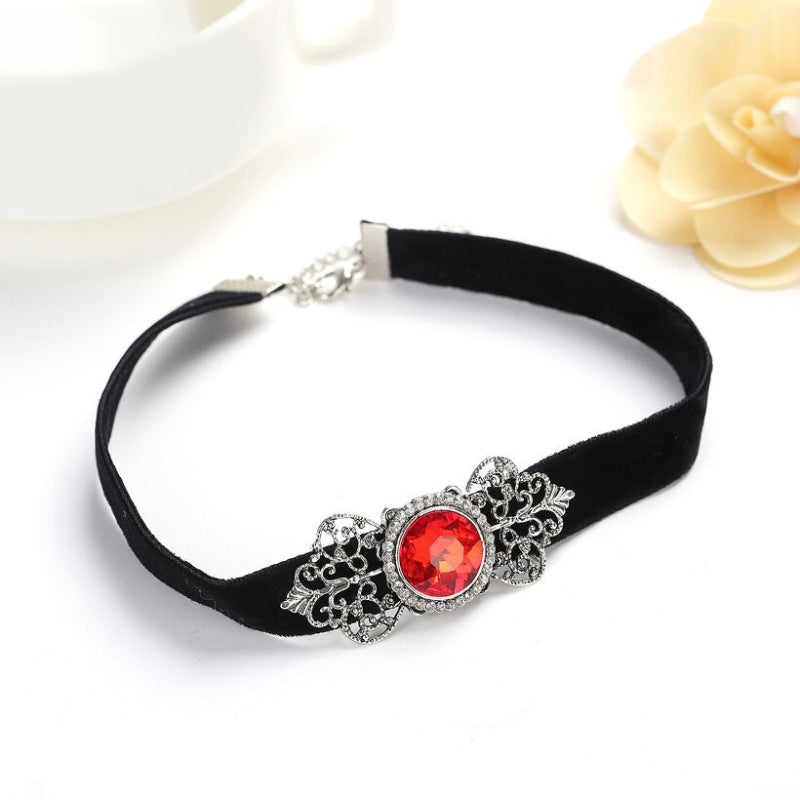 Choker-Halsketten mit hohlem Metallanhänger und runden Strasssteinen