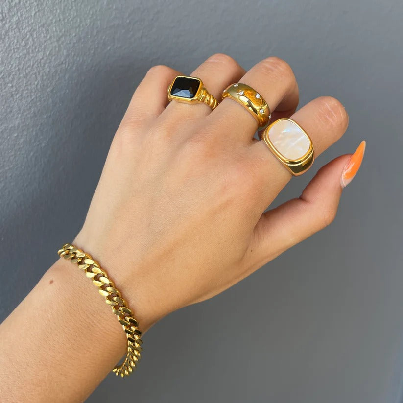 Siegelring mit weißem Stein