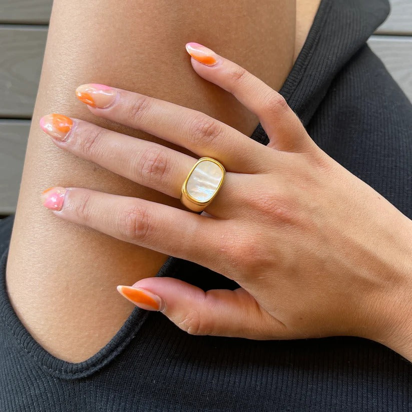 Siegelring mit weißem Stein