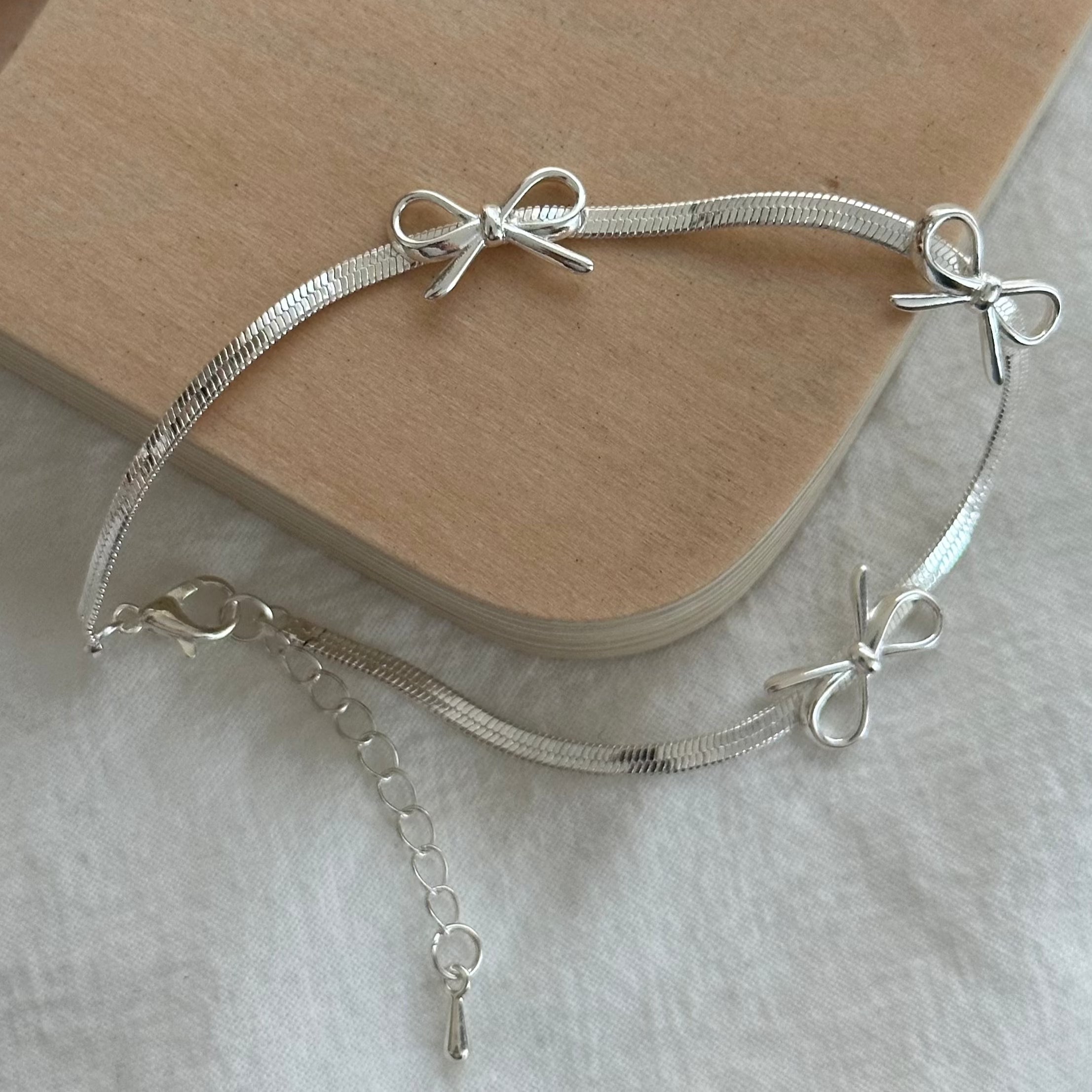 Silbernes Schleifenarmband